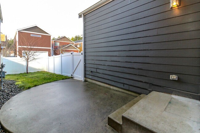 Building Photo - Beautiful Lacey Home with new paint and carpet in Popular Edgewater Community