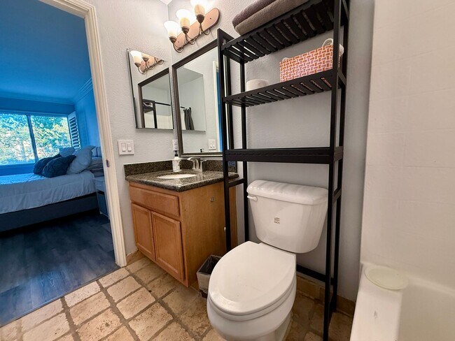 Building Photo - Spacious and Modern 2BR Condo in UTC, San Diego