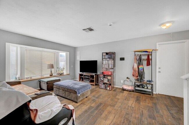 Building Photo - 3 bedroom home with pool!!