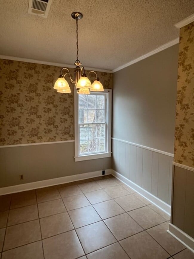 Building Photo - Beautifully rehabbed 4 Bedroom 2 Bath olde...