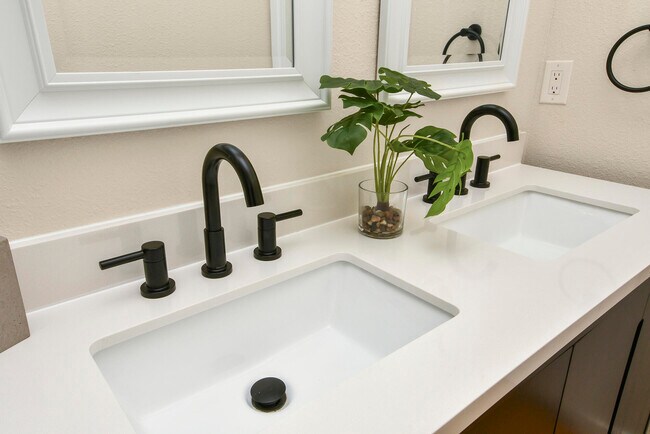 Building Photo - 1220 E Pacific St