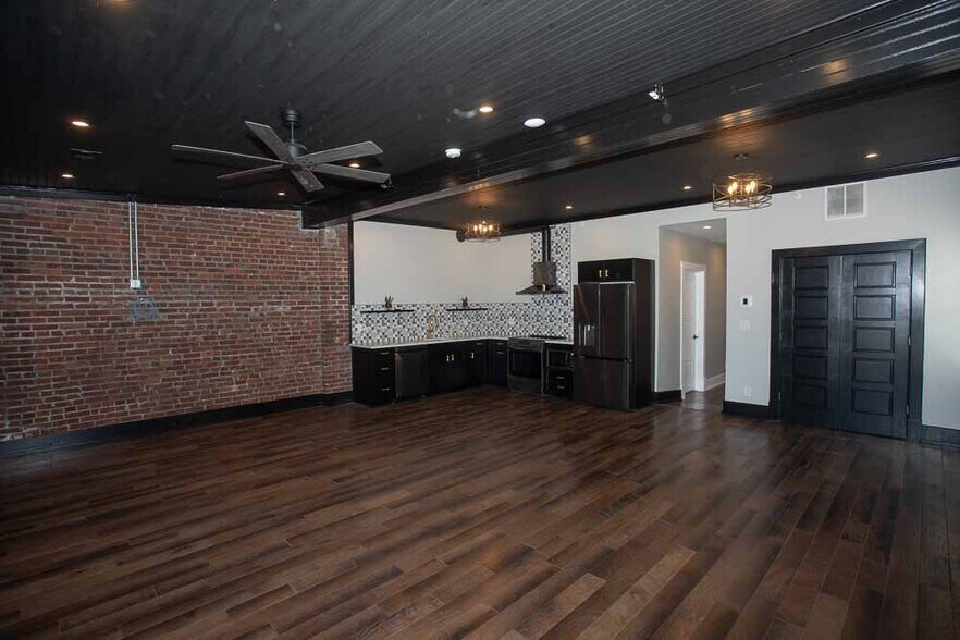 Building Photo - 1529 W Market St