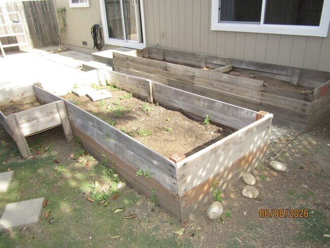 Building Photo - Great 3 bed 2.5 bath single family home in Windsor! Brand New Flooring and Paint!