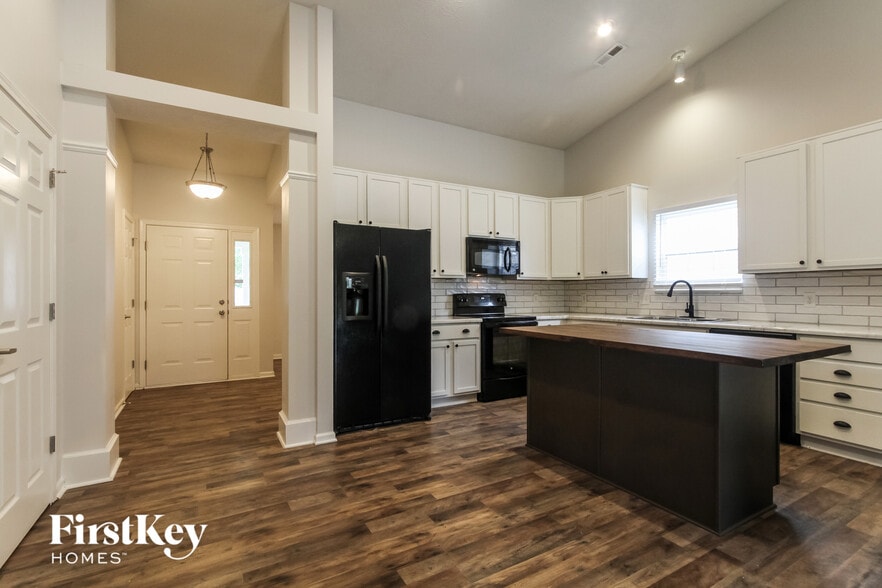 Building Photo - 6575 Enclave Blvd