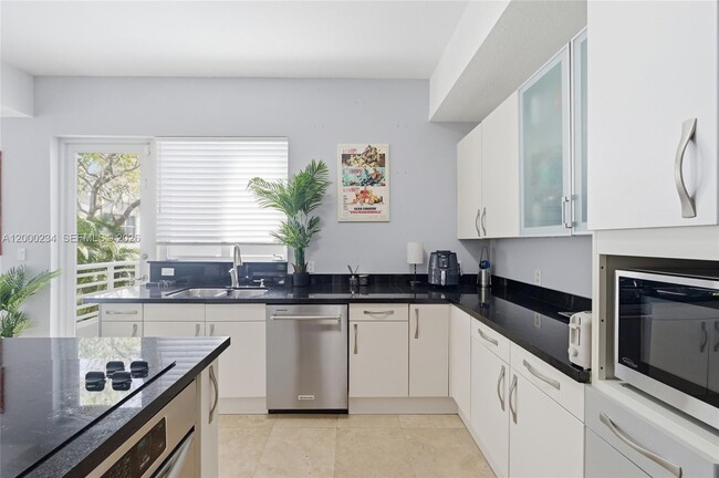 Building Photo - 832 N Victoria Park Rd