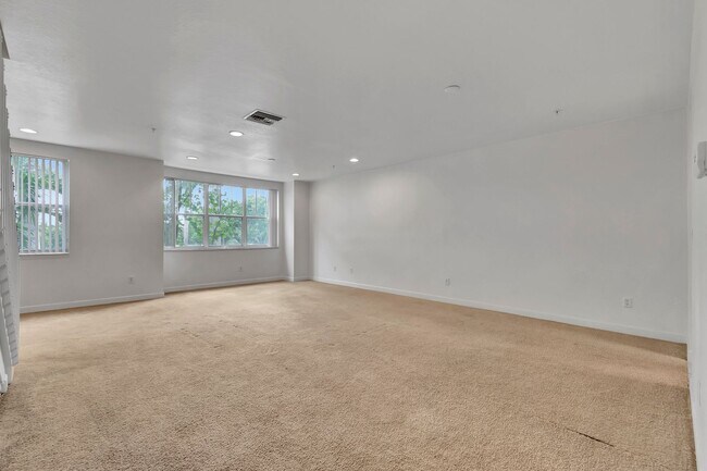 Building Photo - 4 BEDROOMS 3.5 BATHROOMS!! GATED COMMUNITY
