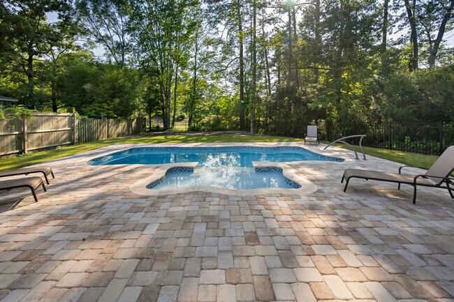 Building Photo - 245 Brace Dr