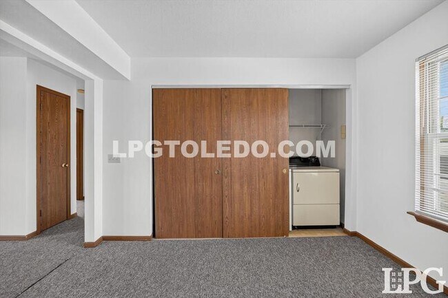Building Photo - 811 Hilltop Ln