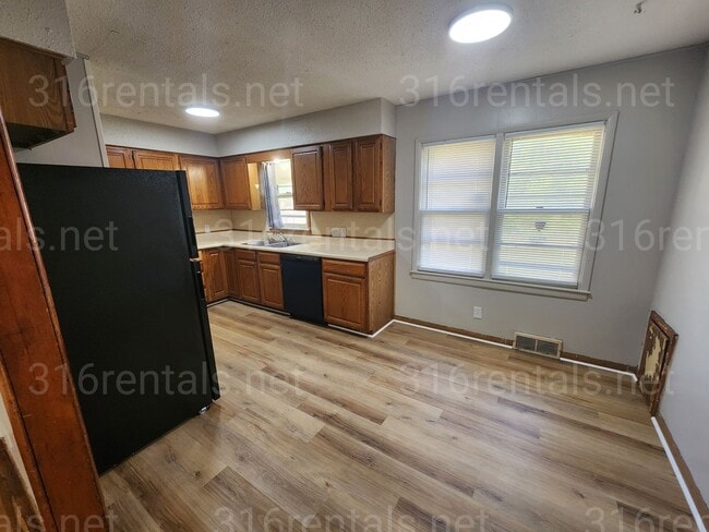 Building Photo - $995 - 3 bedroom / 1 bathroom - Single Fam...