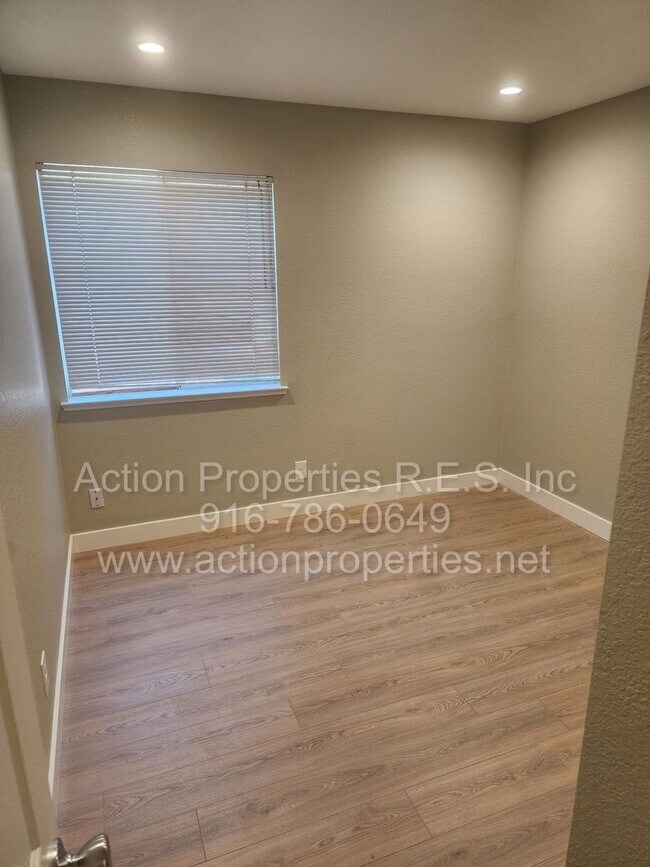 Building Photo - West Roseville 3 bedroom 2 bathroom 1406 sqft Three Car Garage Walking to Wood Creek High