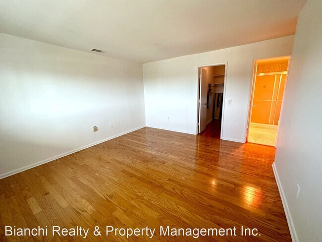 Building Photo - 2 br, 2 bath House - 1819 Shore Dr S #307