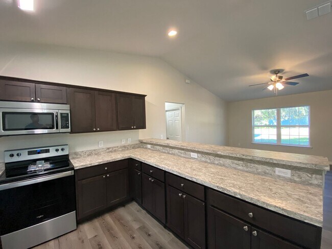 Building Photo - Custom Home - Desirable SE Ocala Neighborh...