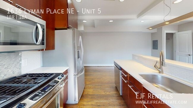 Building Photo - Updated One Bedroom W/Stainless Steel Appl...