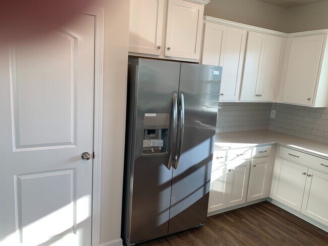Building Photo - Resort life for your family in the Palisades!