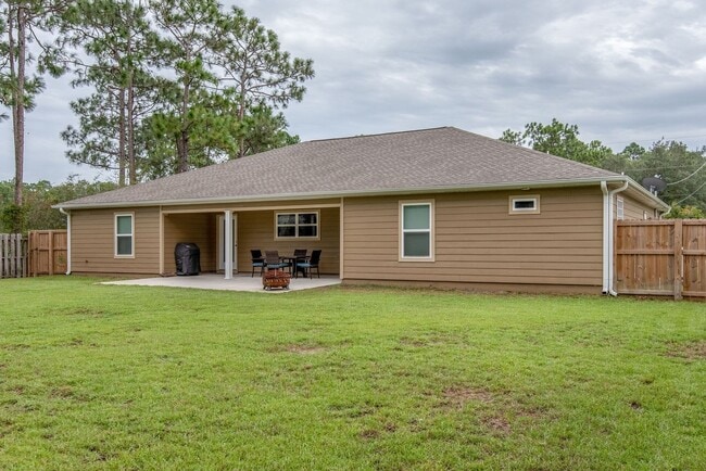 Building Photo - 4 BEDROOMS IN NAVARRE!