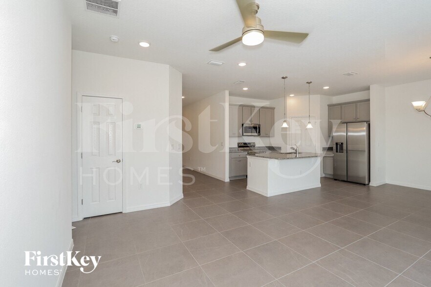 Building Photo - 303 Corbel Ln