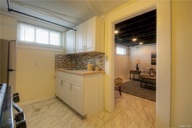 Building Photo - 22 Edison St