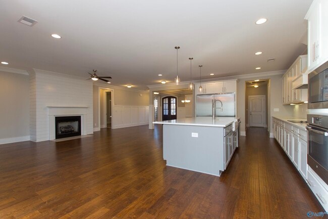 Building Photo - 2121 S Meadows Dr