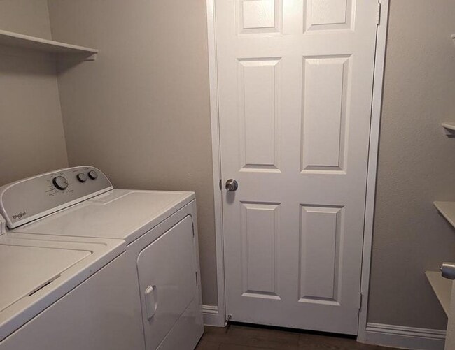 Building Photo - Bright spacious condo near Sunrise Mountain