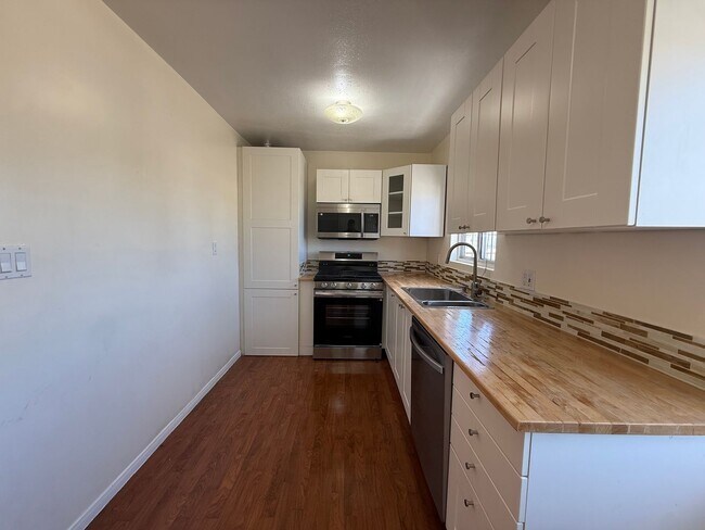 Building Photo - Kensington_Upper level Spacious 1Bed 1Bath reserved parking