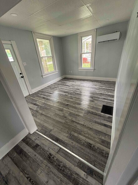 Building Photo - 615 E Jefferson St