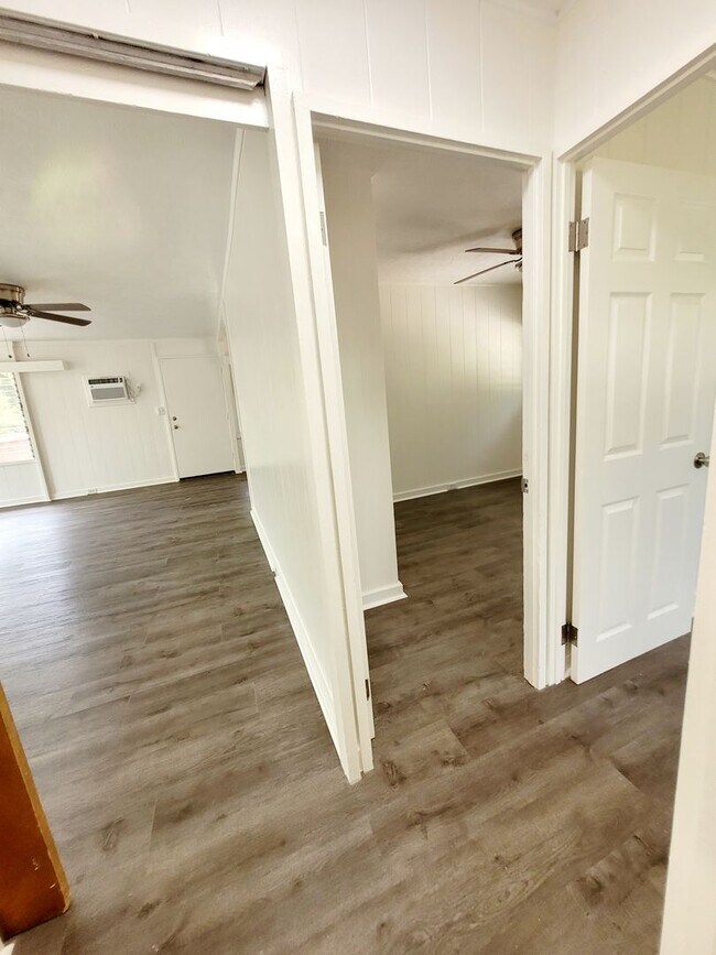 Building Photo - AVAILABLE NOW | 3 BED, 2 BATH HOME | Location: North Shore | Drive Up Parking Spaces, & Large Enc...