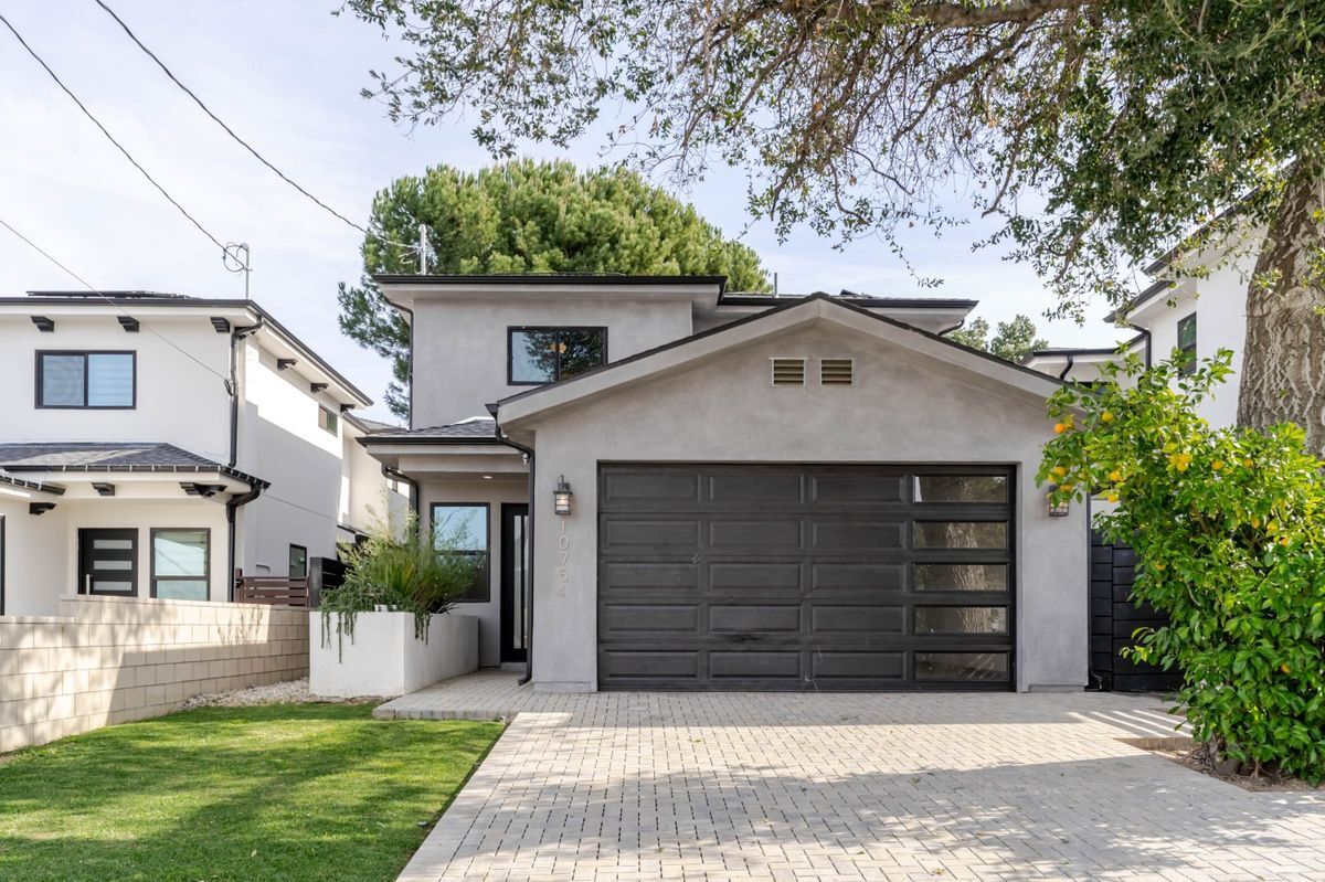 Building Photo - 10754 Nassau Ave