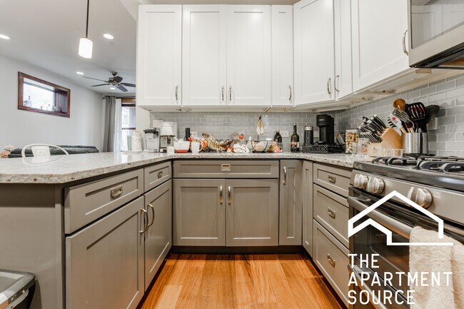 Building Photo - 1019 W Oakdale Ave