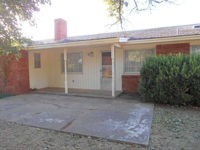 Building Photo - Incredibly preserved older home in a matur...