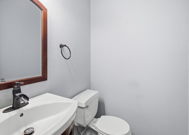Building Photo - "Charming 3-Bed in Schertz with Spacious 2246 Sq Ft Layout!"