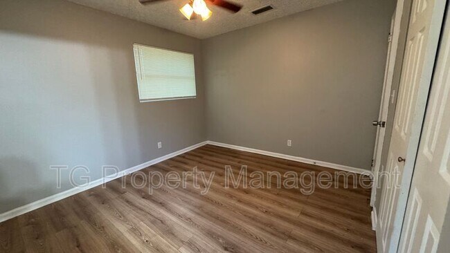 Building Photo - 1053 Cherbourg Ave E
