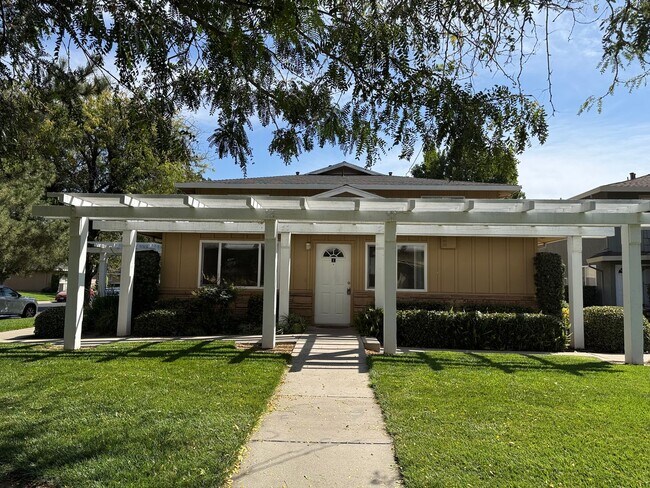 Building Photo - 2112 Chrysler Dr