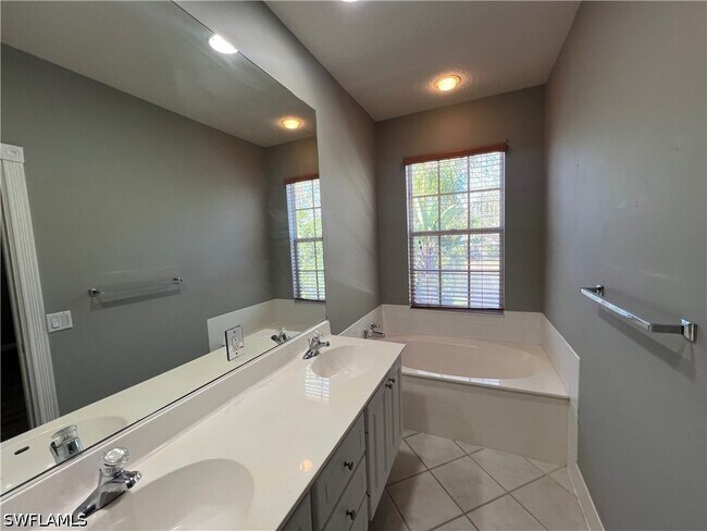 Building Photo - 5365 Cove Cir