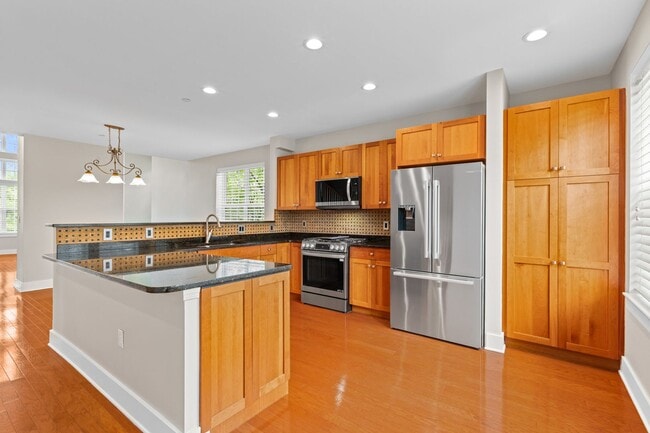 Building Photo - Private, light filled end unit townhome: 3 bed, 2.5 bath, 2,400 sq ft