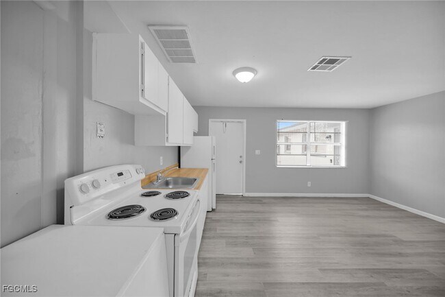 Building Photo - 15 SE 24th Ave