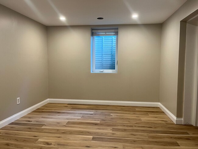 Building Photo - Renovated 5 Bedroom house in Saint Paul