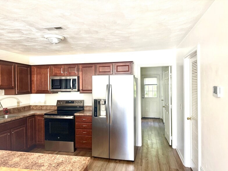 Kitchen looking back to bonus room off living room and kitchen - 834 Patrick Henry Dr