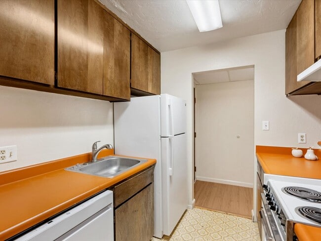Building Photo - 2955 Lakeside Dr