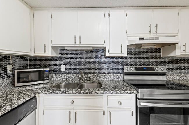 Building Photo - 1507 SE Royal Green Cir