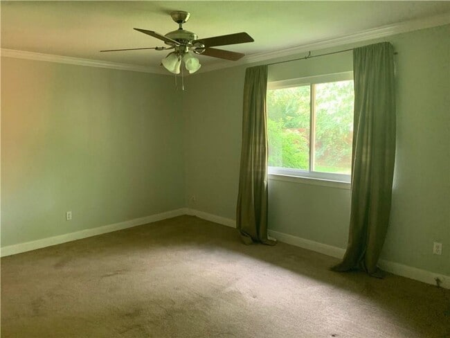 Building Photo - Oak Forest Charm Three Bedroom/2 Bath Avai...