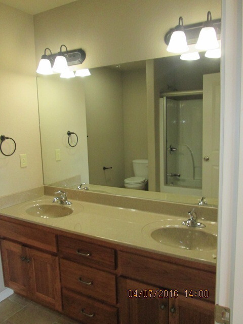 Building Photo - Beautiful Townhome Plenty of Space