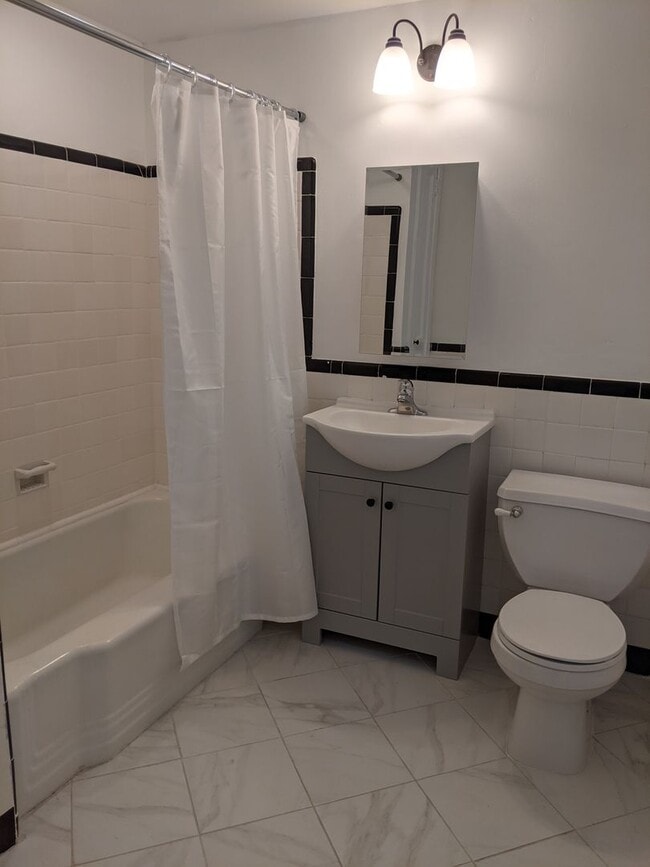 Building Photo - Renovated 3BR/1BA Townhouse in Edgemoor Gardens!