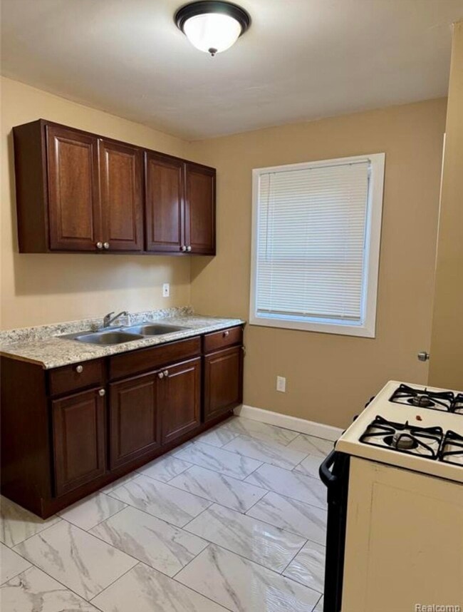 Building Photo - 18488 Fairport St