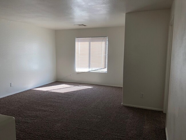 Building Photo - Massive 4 bedroom- 3 car garage- Large loft- Maricopa