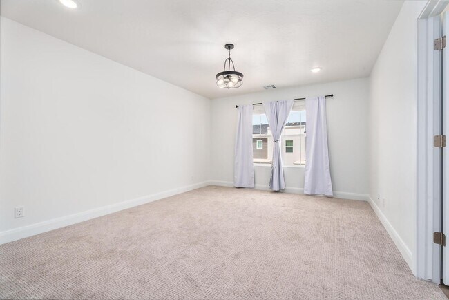 Master bedroom - 484 W Greenstone Pl
