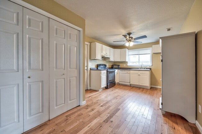 kitchen with laundry closet - 490 Shawnee Rd