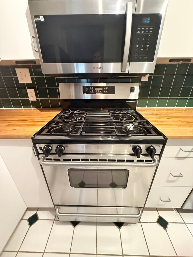 Building Photo - **BEST DEAL**Ghent -2 Bedroom condo 2nd Fl...
