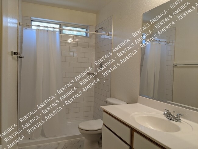 Building Photo - 895 E Lakeview Dr