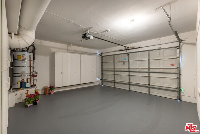 Building Photo - 869 S Bundy Dr