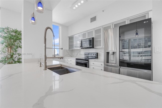 Building Photo - 1155 Brickell Bay Dr